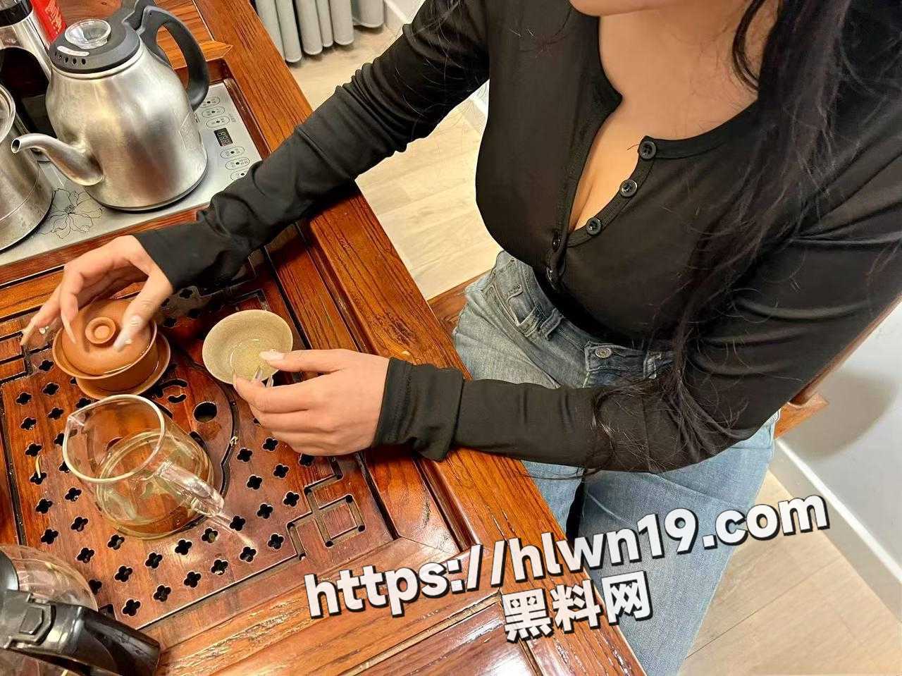 夜朦胧最从容 情人节夜晚私会亲姐姐 牛仔长裤紧身迷人令人心旷神怡