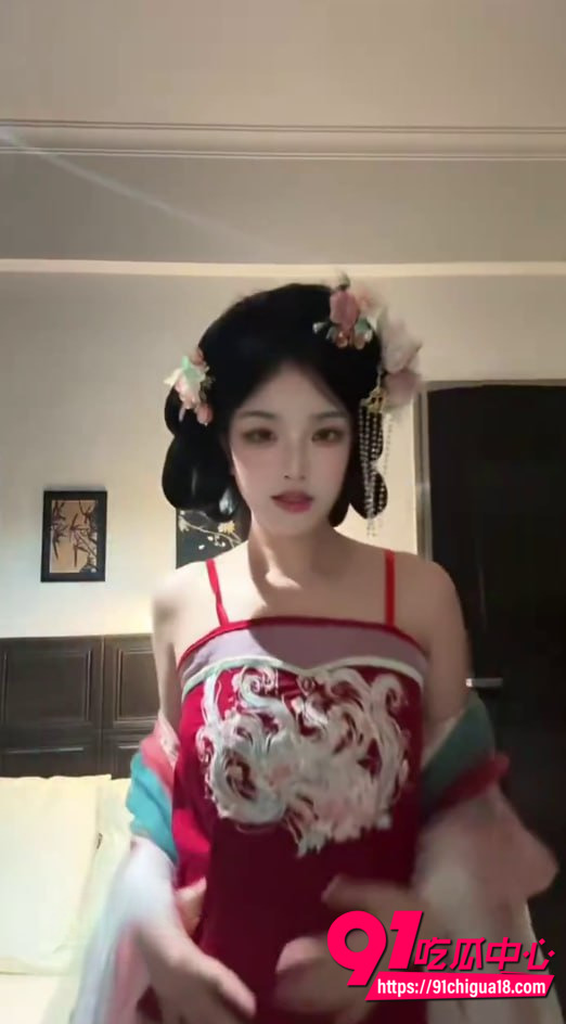 福利姬芊落古风裸舞视频 妖娆身段汉服丝滑脱落露出极品美乳