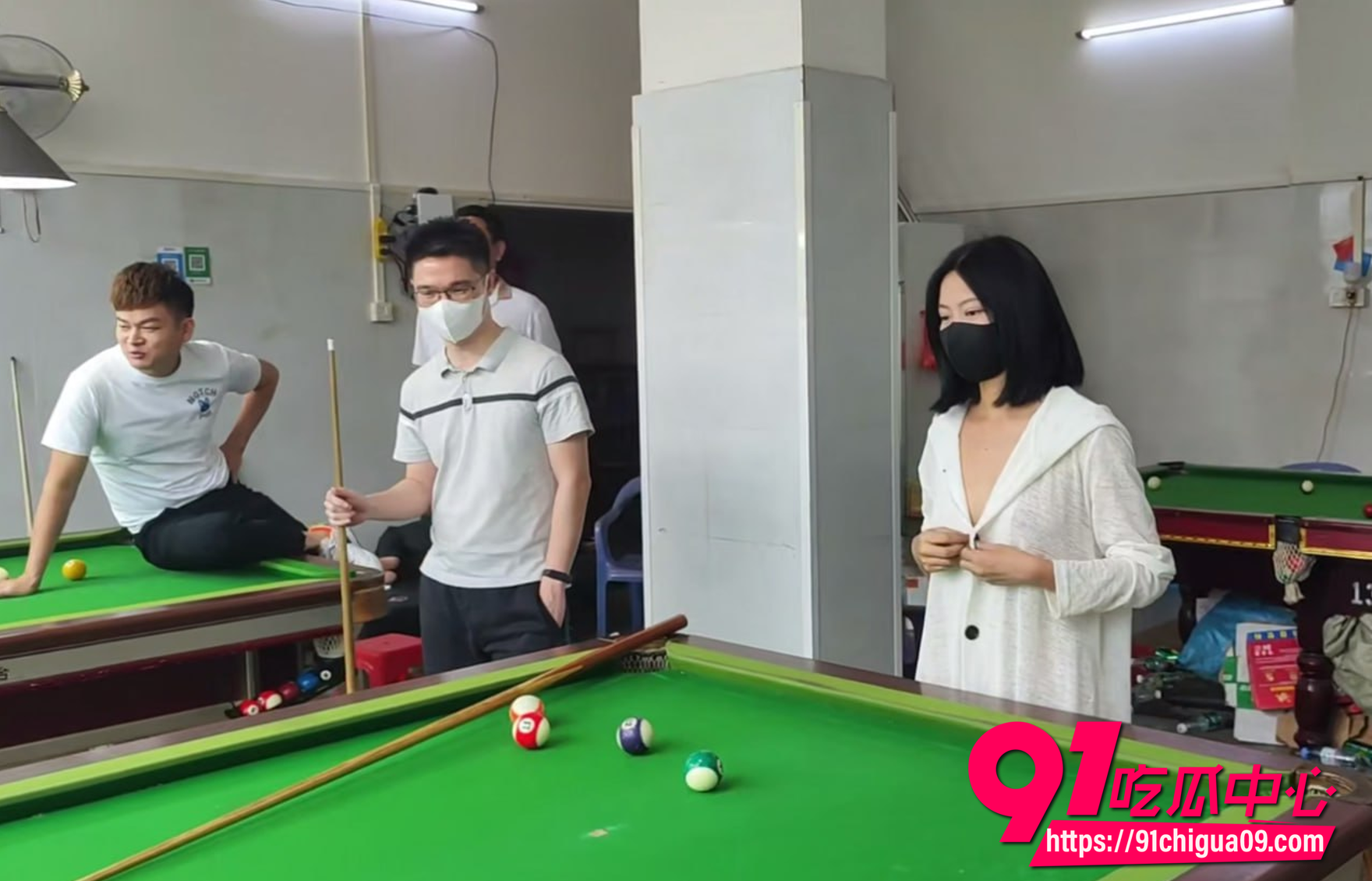 露出界天花板cikaimoon 新作 全裸打台球引群狼兴奋 黑衣小胖哥高兴到合不拢嘴