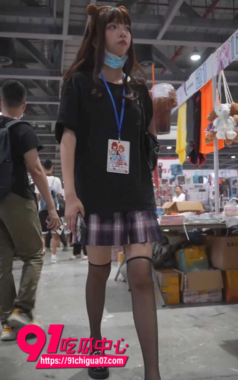 抄底大神漫展偷拍JK嫩妹4