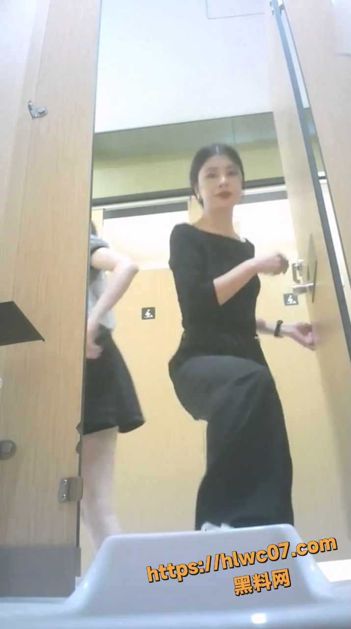 最新流出 精品酒吧女厕后拍 微醉JK短裙美眉差点滑倒 肥臀粉穴完美记录