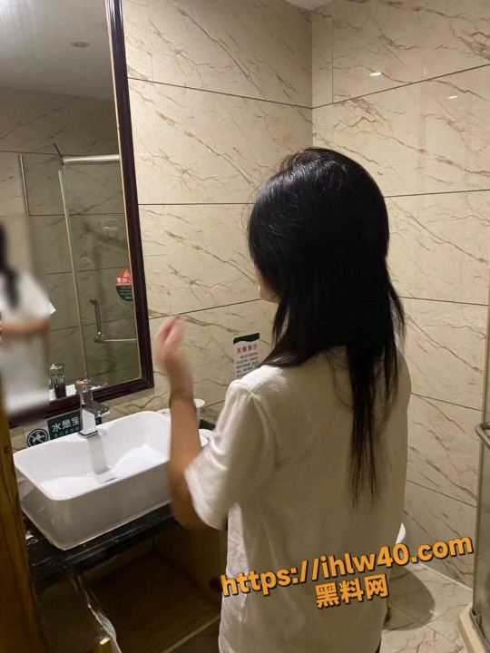 海角社区 和亲侄女的真实叙事 第三视角拍摄 用最爱的姿势来操最爱的侄女