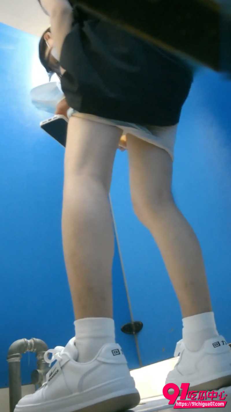 美女如云艺校蓝门女厕偷拍4
