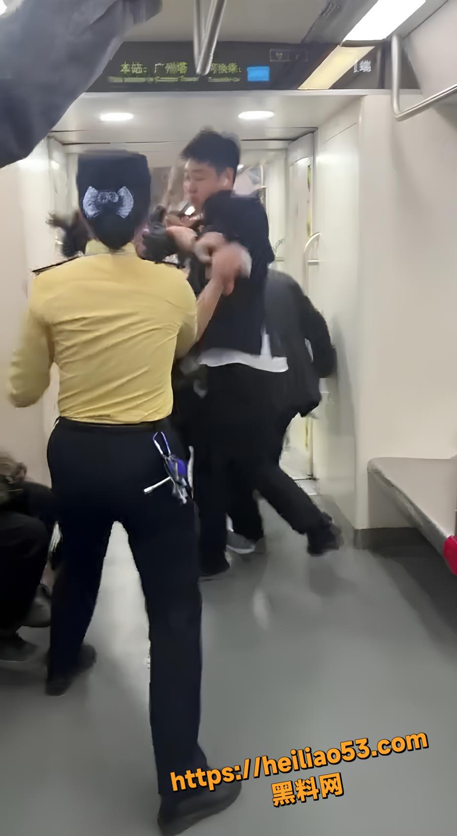 广州地铁惊魂一幕 乘客打架扰乱秩序 警方强势出手控制 混乱现场视频曝光