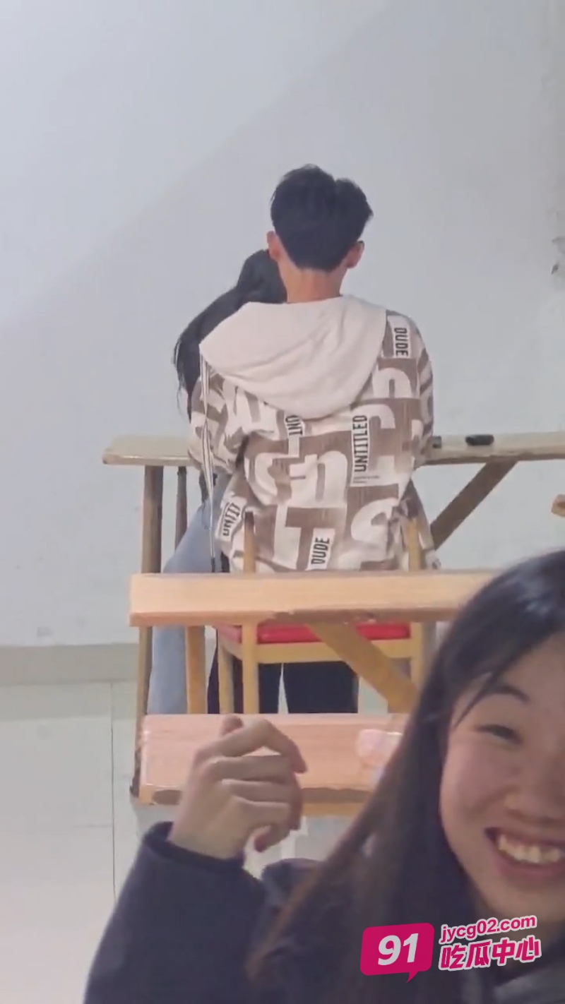 齐鲁大学餐馆大事件！情侣当众干活 妹子主动上位蹭～