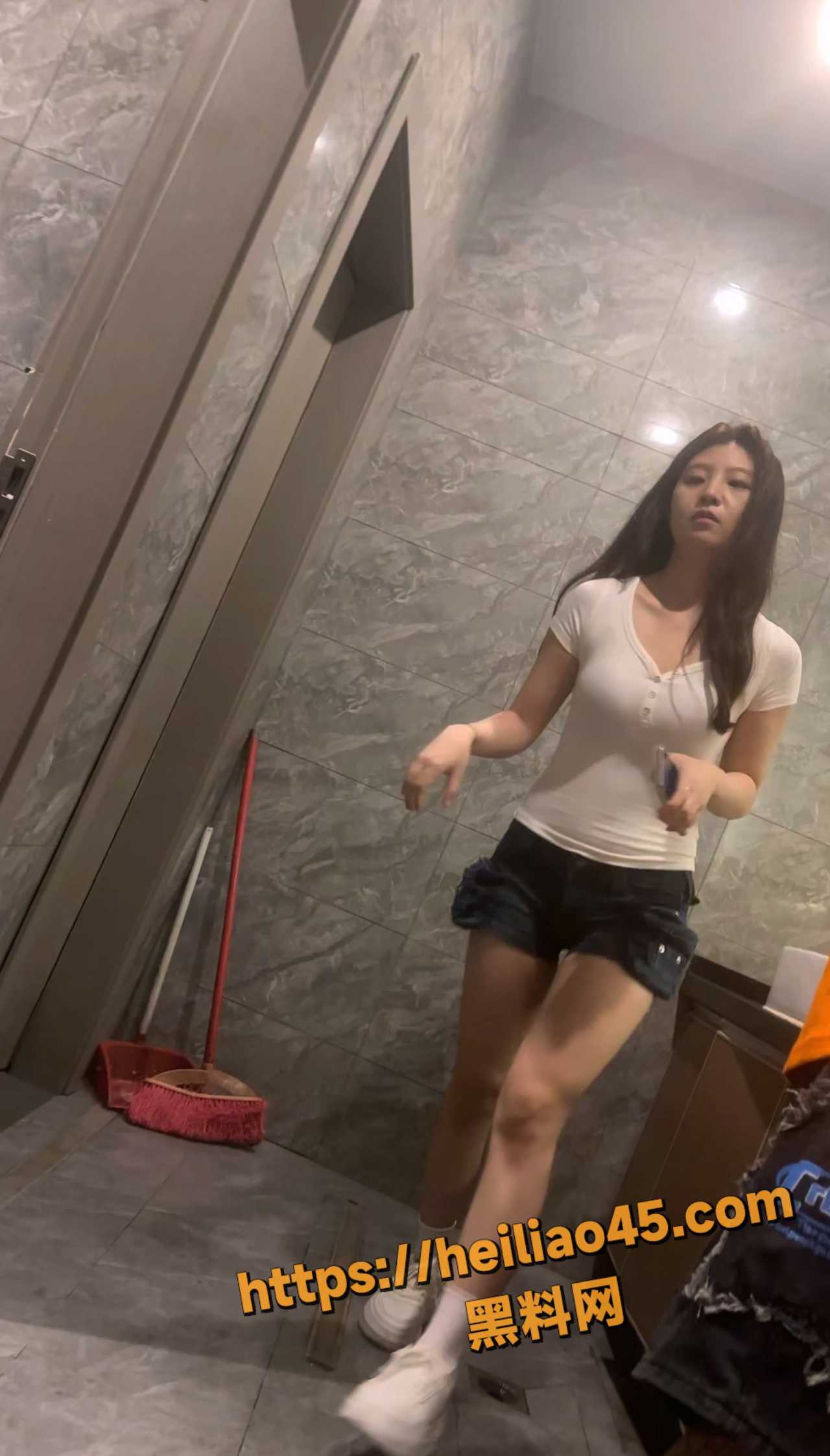 精选厕所偷拍 清纯美女逼脸同框放尿 长腿美臀性感无比！