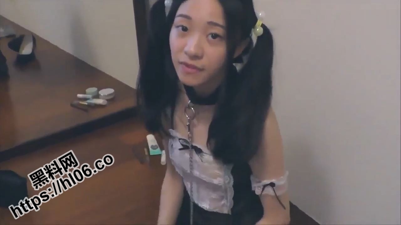 清纯甜美稚嫩女留学生被大屌白人调教性爱自拍视频流出，身着情趣制服被狗链拴着，跪下被白人金主爸爸爆操