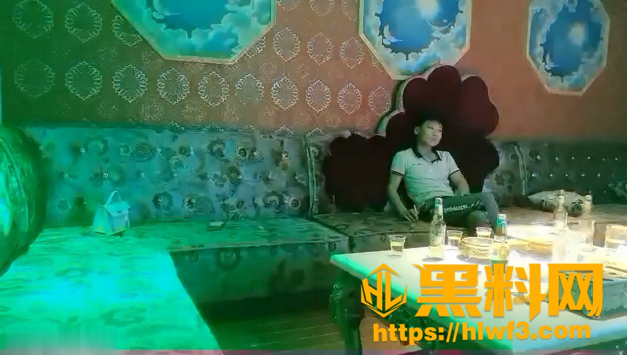 歌厅探花 兄弟组队KTV吃鸡 因牛子太大 妹子主动前来观战 4P场面太炸裂