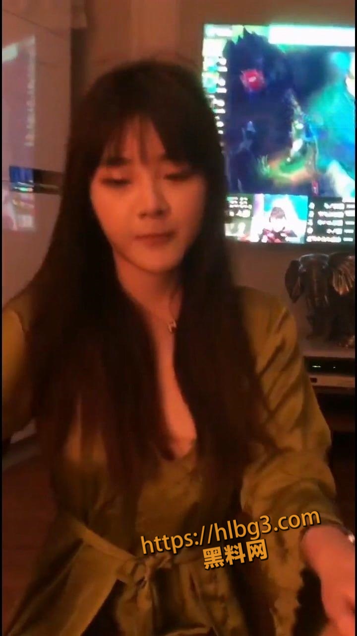 湖南大学漂亮小美女和男友分手后啪啪啪视频被渣男曝光 美女口交 被无套内射爆操 反差还真的是大！
