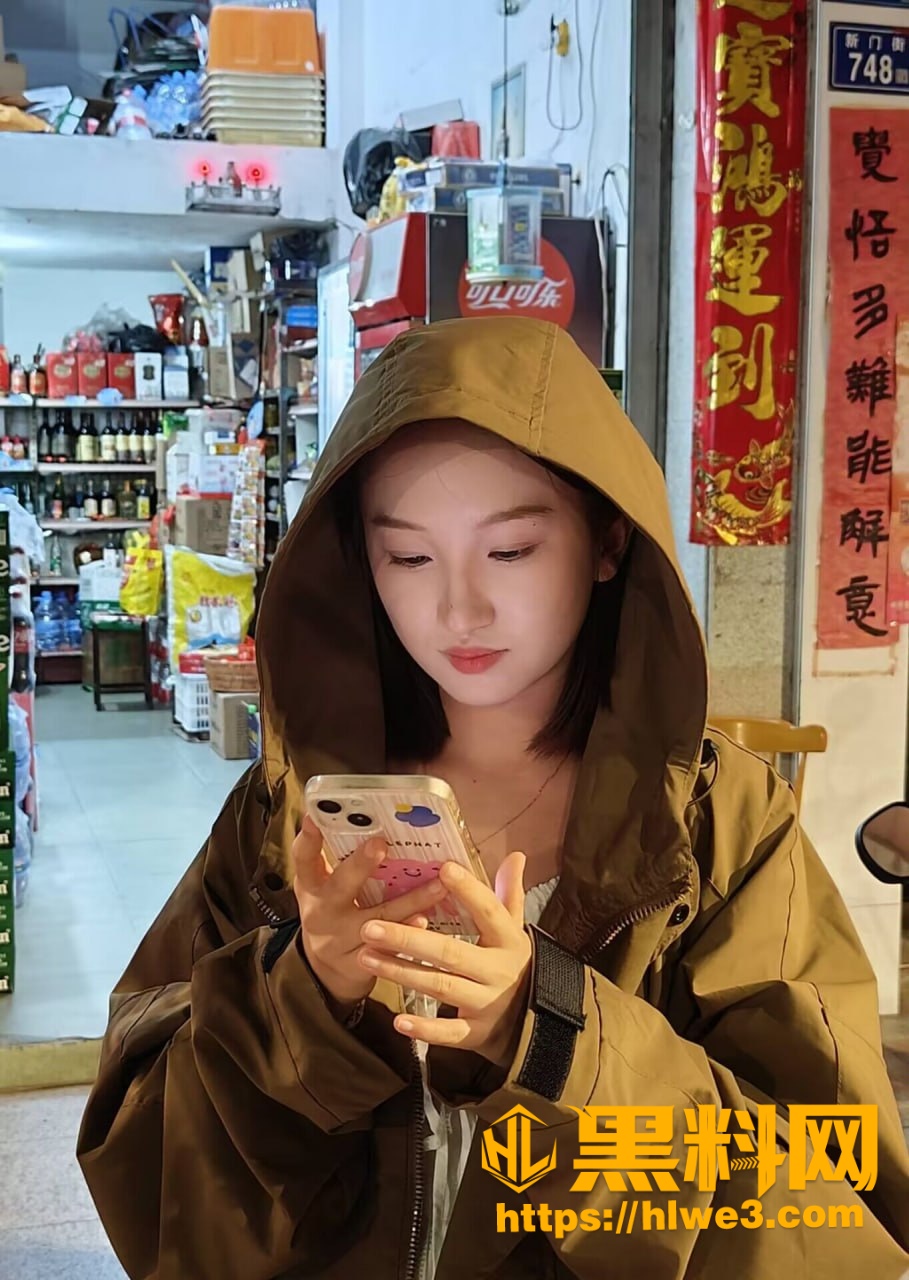 白天只会玩手机的店员 夜里居然如此骚浪 爬到身上疯狂骑乘被操到表情失控眼神迷离