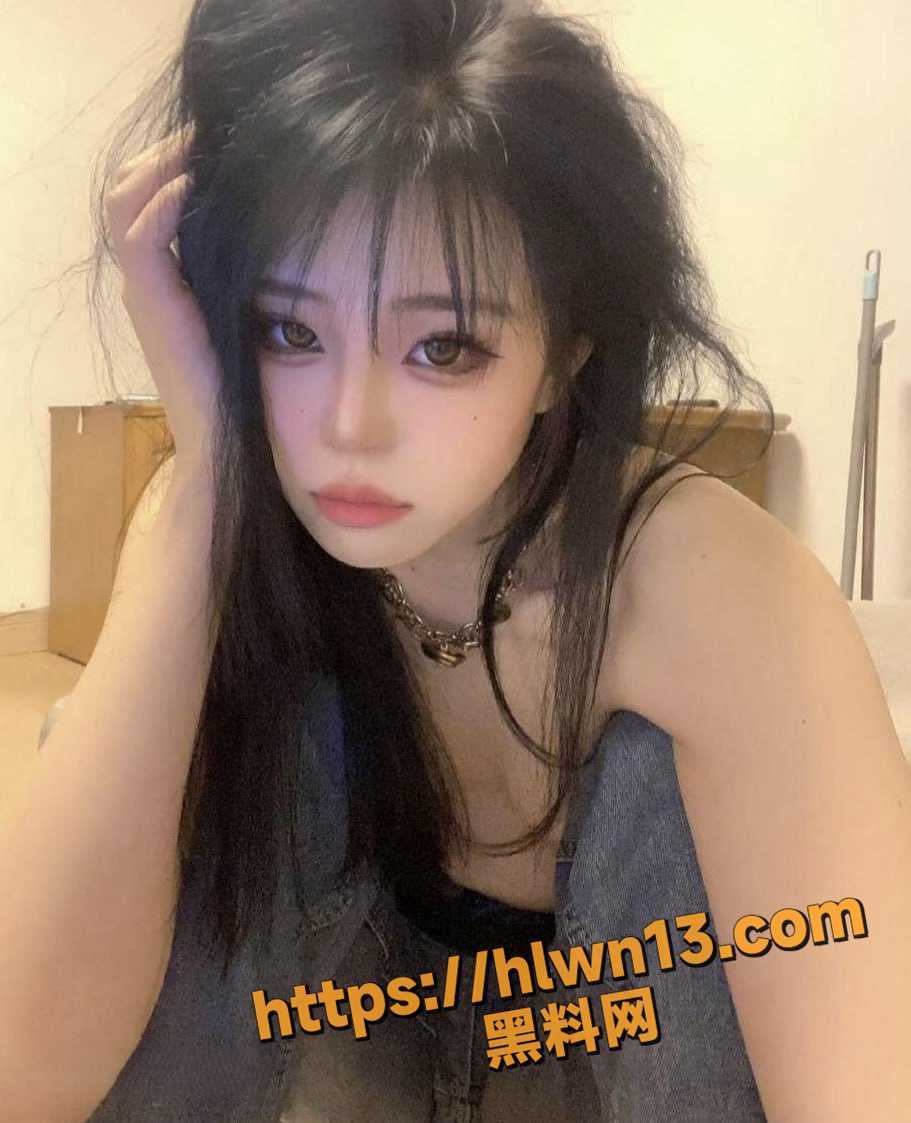 淫荡小网红骚逼万人捅 小网红高冷的性格又重让人望而却步的感觉 但你进入后才发现她是极其淫荡！
