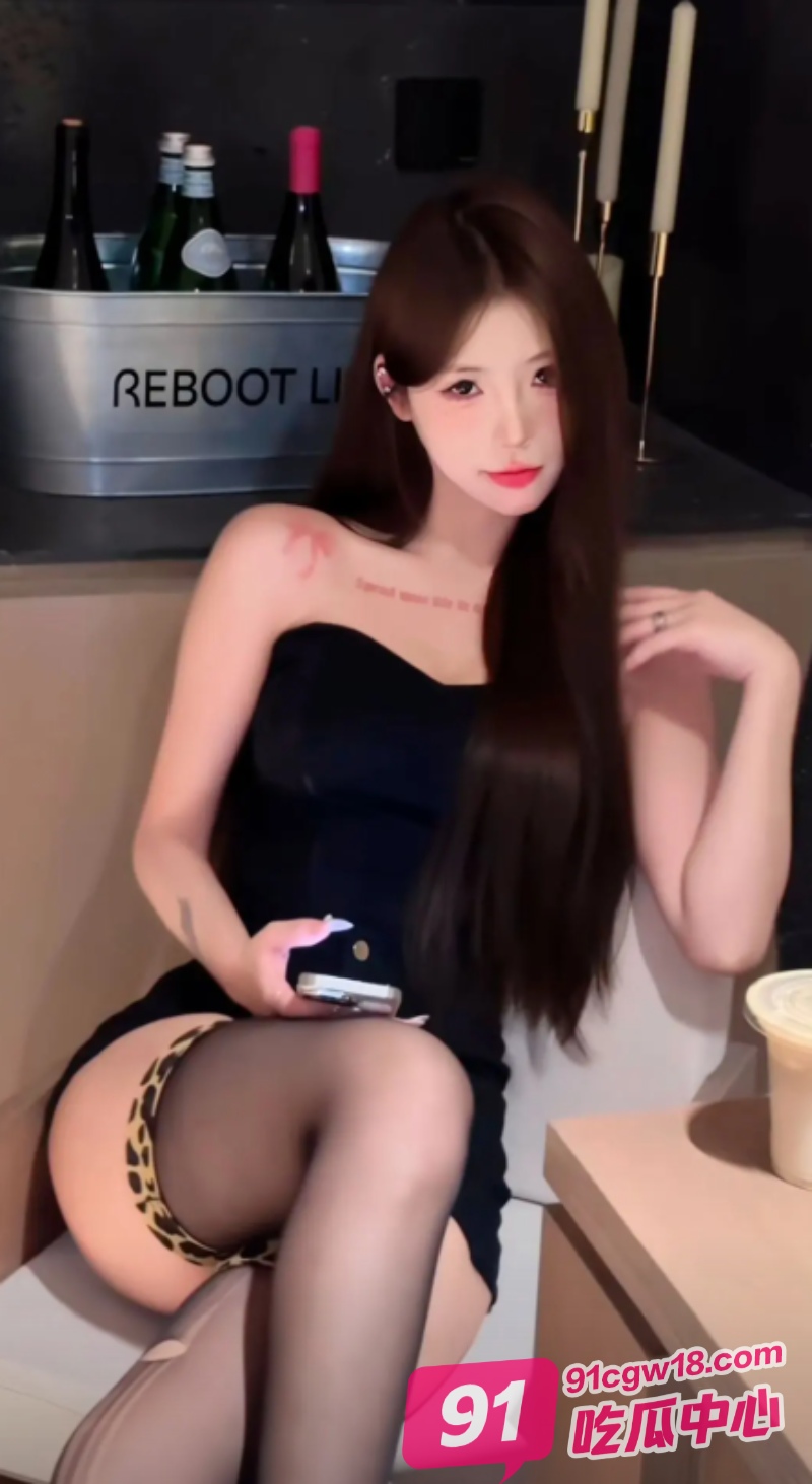 姐弟乱伦之空虚的亲姐姐～空虚少妇穿着亲弟买的情趣黑丝 “弟弟 我想要了” 配图2