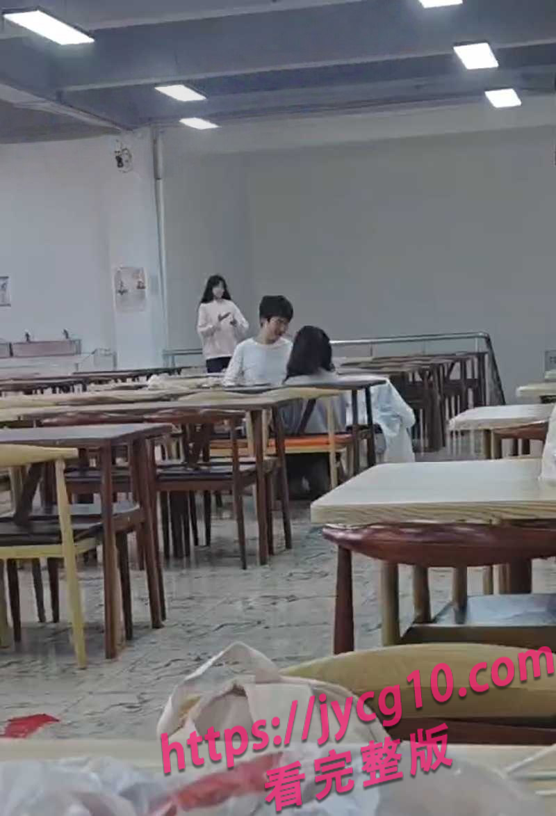 河南工大情侣食堂甜欲失控 亲密画面引爆全校热议 配图2