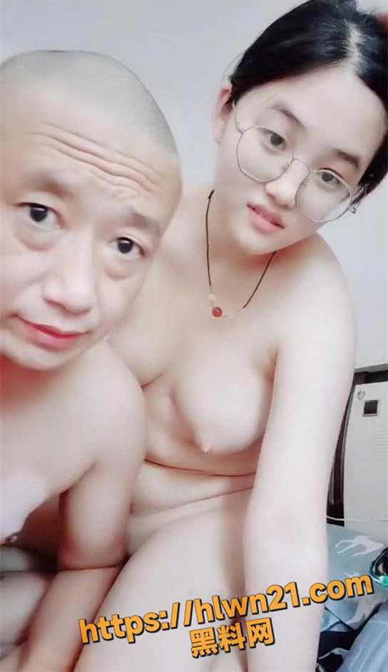 老牛吃嫩草 吃了还想搞 网黄主播爸爸的大宝子 现场直播光头大哥与闺女的不伦之恋！