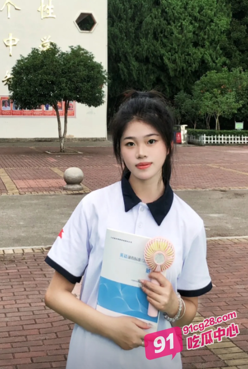 小情侣校园操场激情互摸 情到深处 竟表演起活春宫！ 配图3