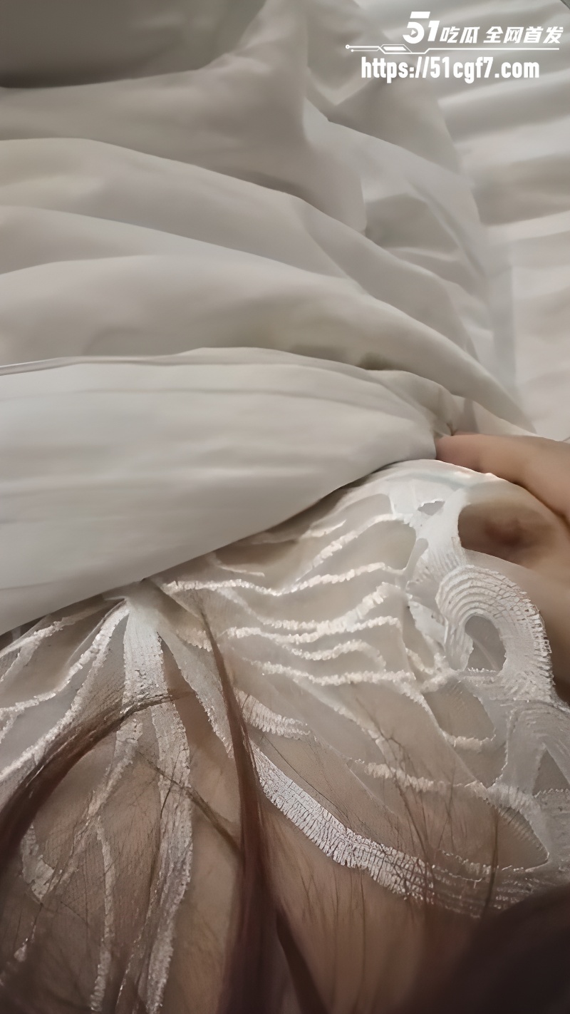 海角博主我和表姐的那些事 巨乳表姐主动来找我做爱 无套爆操表姐粉嫩骚穴！