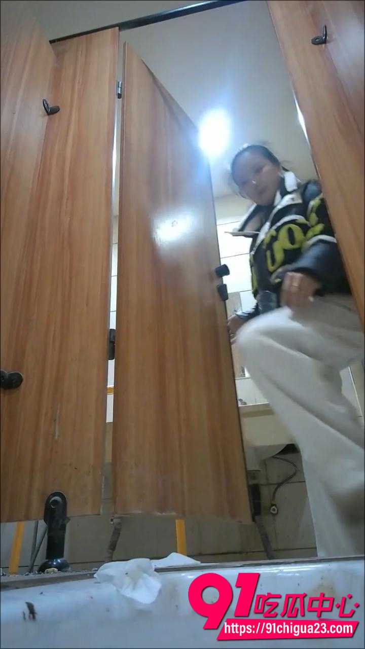 办公楼女厕2K高清偷拍 火辣小姐姐撩起短裙露出粉嫩湿漉漉小穴 羞耻放尿水光闪闪超清晰