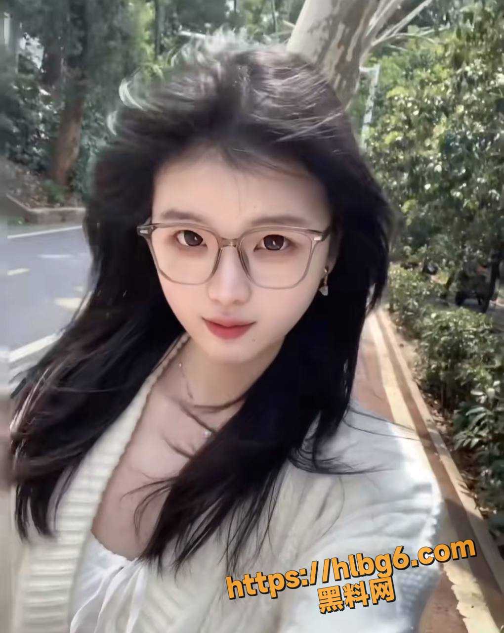 清纯眼镜妹下海赚取学费 一脸的不情愿惹人心疼 后入蜜桃臀淫荡的叫声甚是反差!
