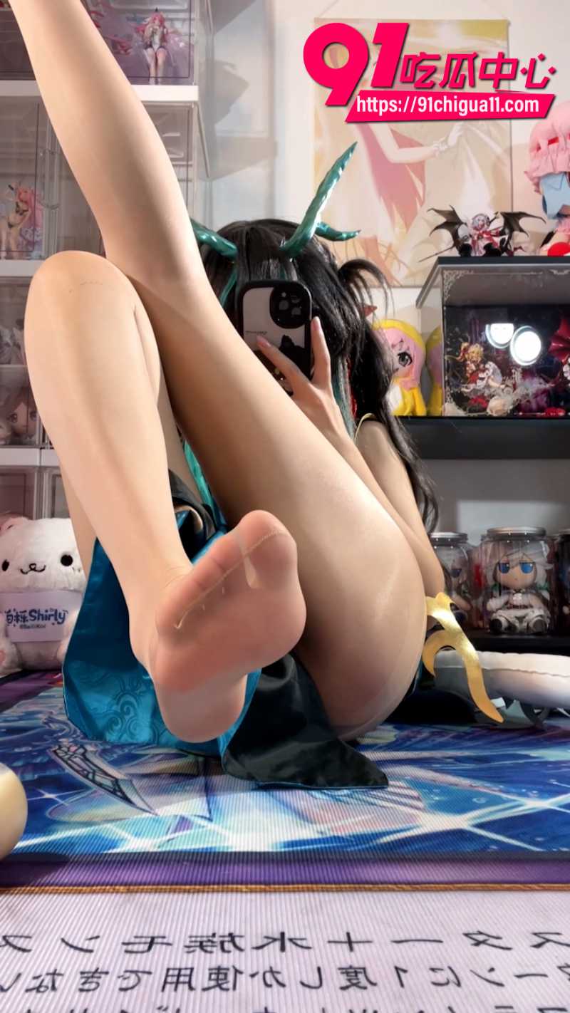 白栎shirly身穿明日方舟COS服对镜自拍足交榨精福利6 白栎shirly身穿明日方舟COS服对镜自拍足交榨精福利6