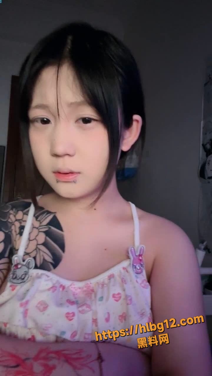 花臂精神小妹大尺度全裸自慰黄播 长相甜蜜可爱 乳房小而饱满 欠操的小骚货！