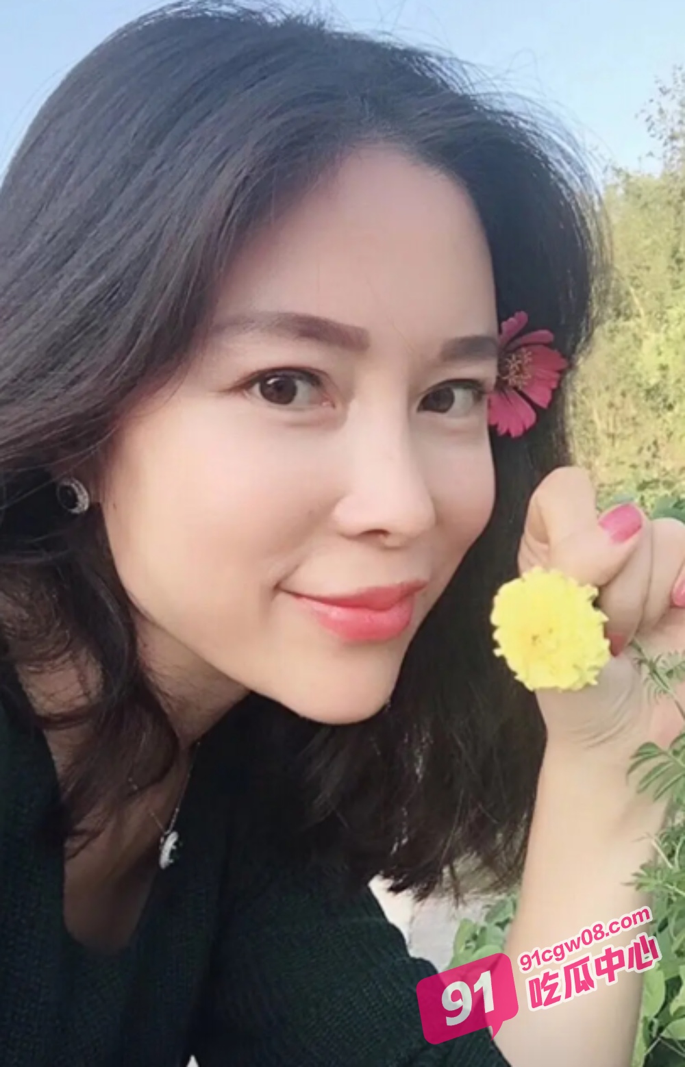 吉林少妇 罗鑫 绝美大长腿为老公足交 致命的熟女诱惑属性 就是逼太黑了！ 配图3