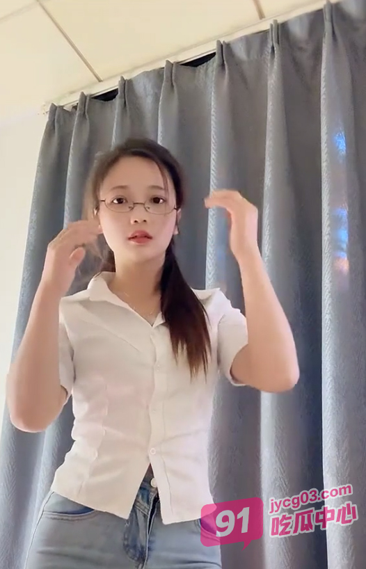 快手网红葱花激情热舞！肥臀扭动太撩人 镜头前骚味十足！ 配图5