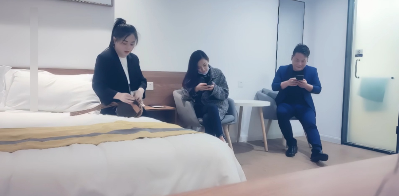 赵总寻花高价双飞场 左拥右抱双姝翘臀轮操内射高潮狂喷