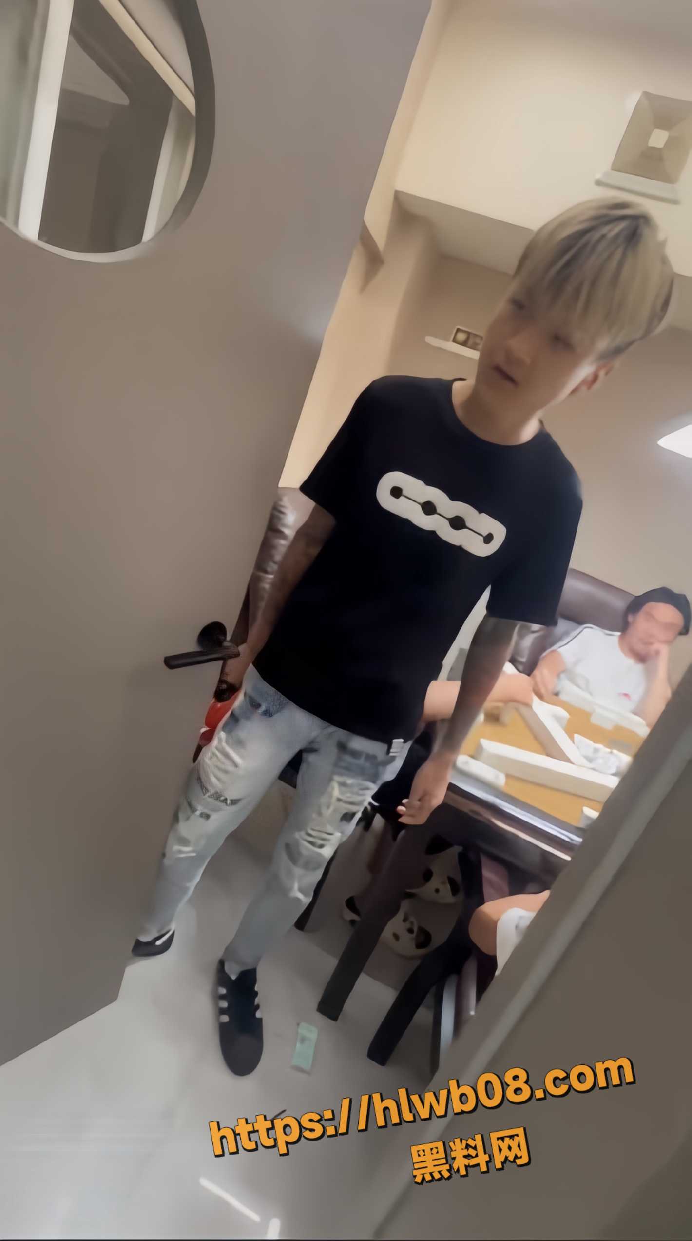 花臂精神小伙在线狂飙 得知女友与三男打麻将 冲进房间爆锤老实男 头都给干破了