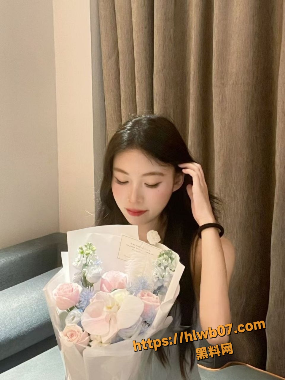 真实偷拍合租房女室友 女神闺蜜的私密日常 洗澡更衣三点全露 真是嫩到出水！