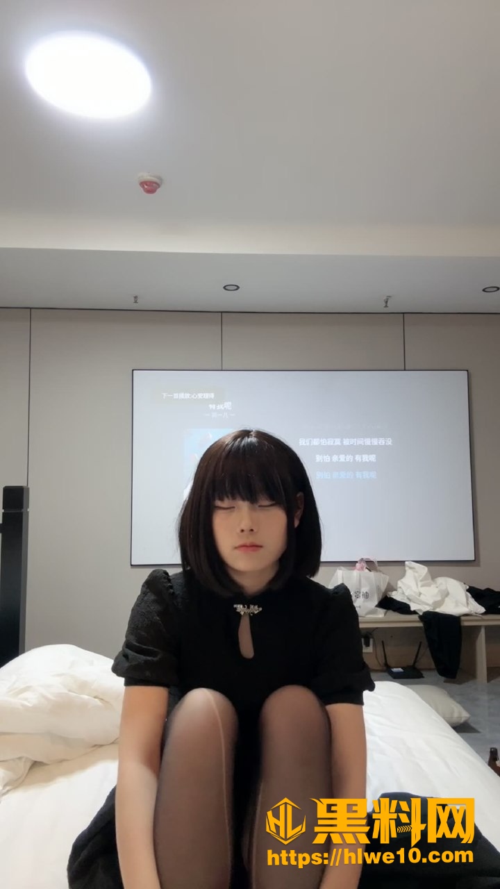 短发精神小妹 小七 抽烟直播 吞云吐雾跪舔 被后入操到喷尿高潮瘫软