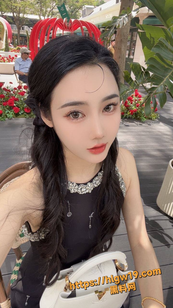 清纯美少女酒店私拍制服诱惑 被精虫上脑的摄影师强推爆操 多体位抽插感受极致高潮！