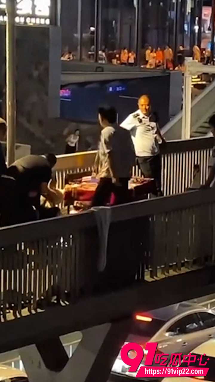 武汉司门口天桥城管打人5 武汉司门口天桥城管打人5