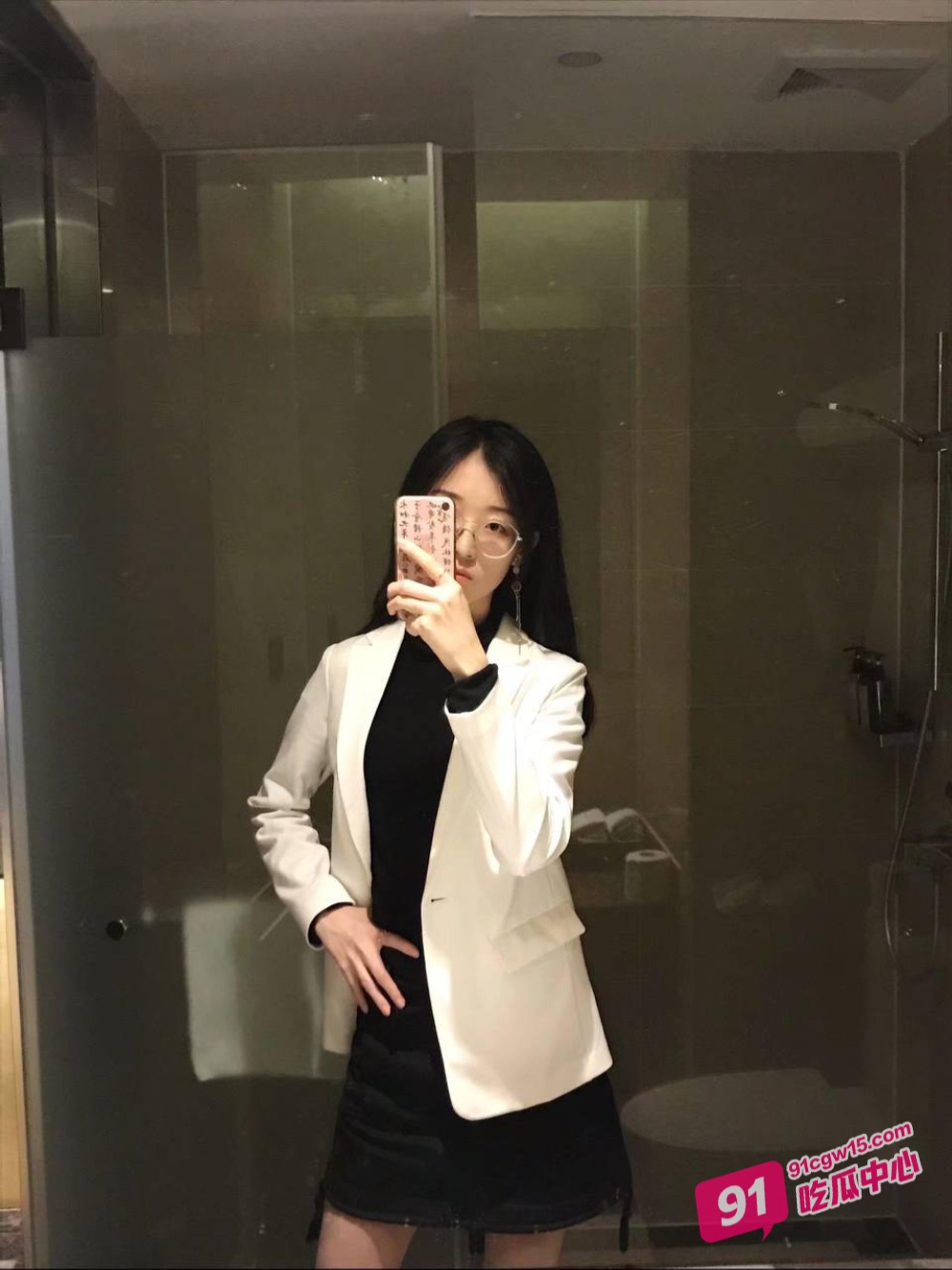 河南洛阳师范学院学姐邓瑾萱～被体育生男友调教 跪地爬行深喉吞精花样百出