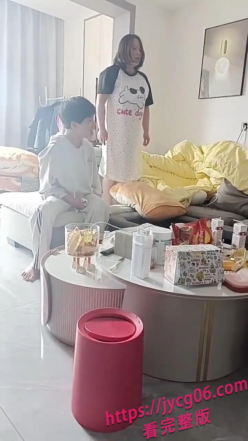 又是情绪失控式教育？重庆妈妈暴打儿子视频被邻居拍下疯传 配图4
