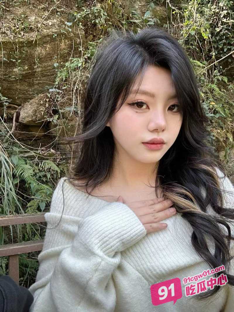 深夜撸管推荐～美女滨边栞帆与同事雨中淋湿 换衣之时被同事撩拨侵占！ 配图