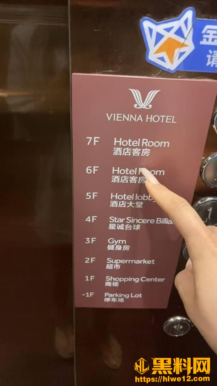 临沂原配酒店抓奸 酒店楼下公然开撕 吃瓜现场水泄不通
