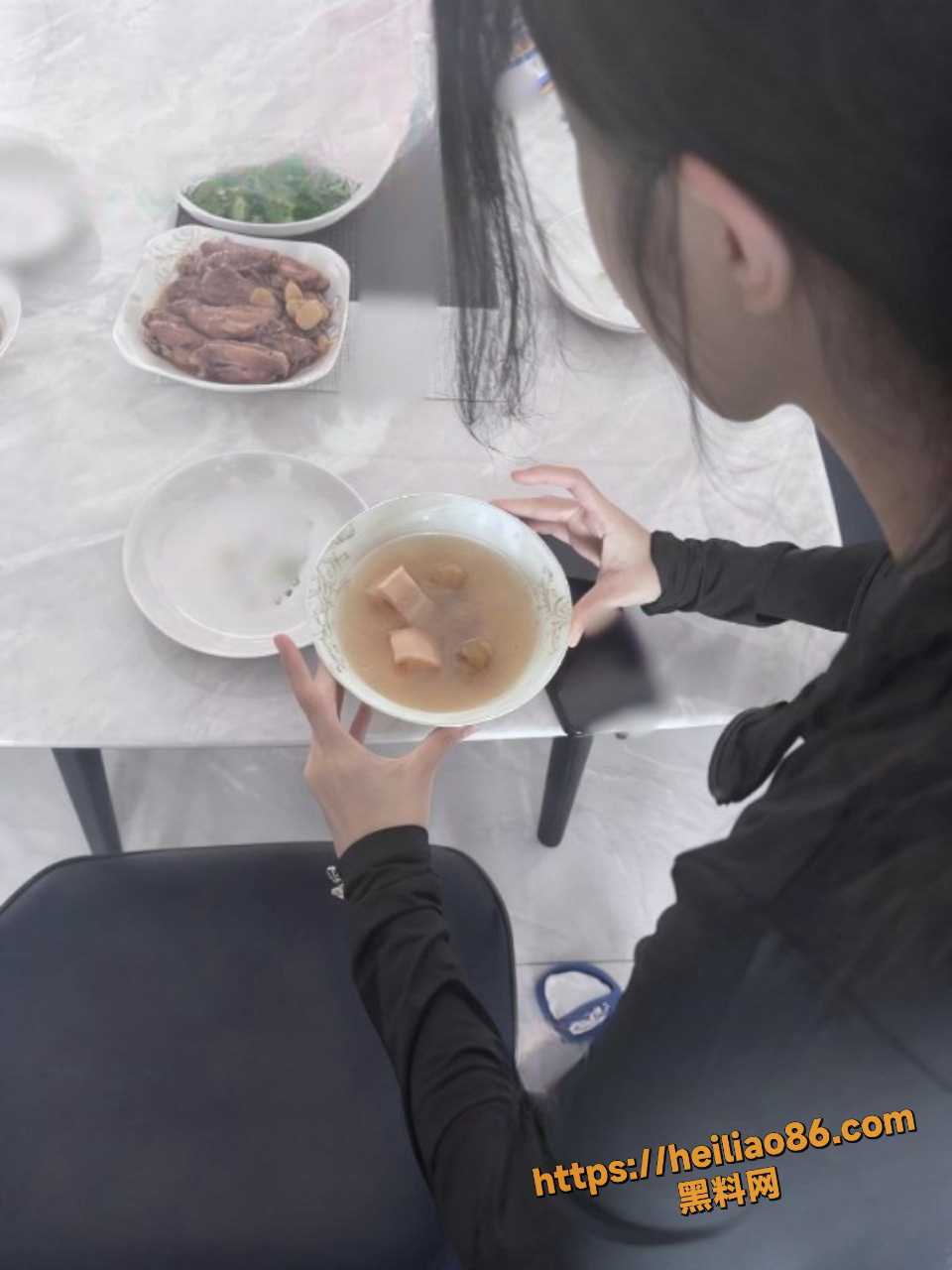 初次尝试在妈妈面前口爆 别提有多刺激了 意淫自己妹妹 111-115集 海角大神