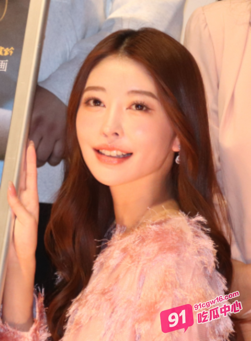 粉嫩JK少女森主动勾引叔父不伦性爱 惨遭3p夹击场面极度淫靡