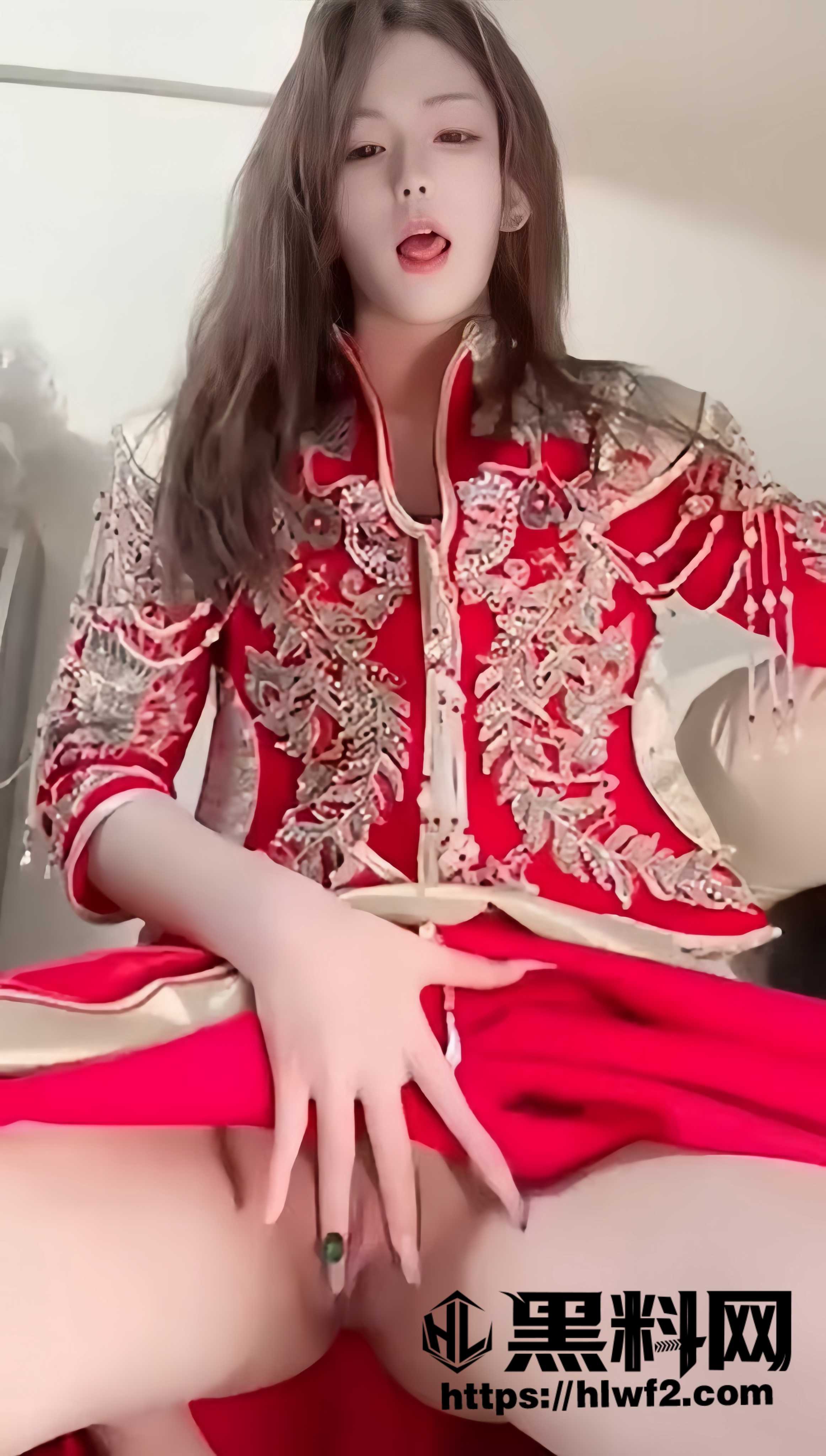 高颜值女主播 冯宝宝 一袭婚服裸聊自慰 狂插嫩穴潮吹喷尿爽到极致