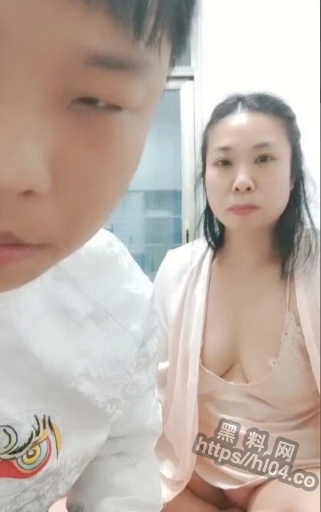 第三弹母子直播乱伦，小屌儿子大战老母吃人鲍