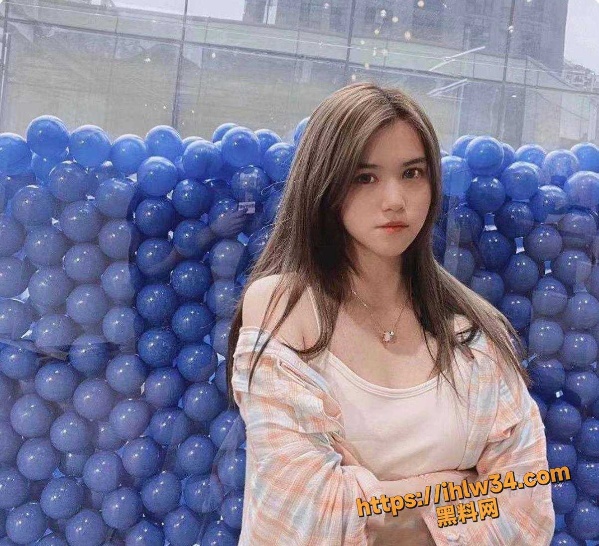 拜金母狗被金主爸爸贡献给好兄弟一起享用 谁操不是操 有钱花就行!
