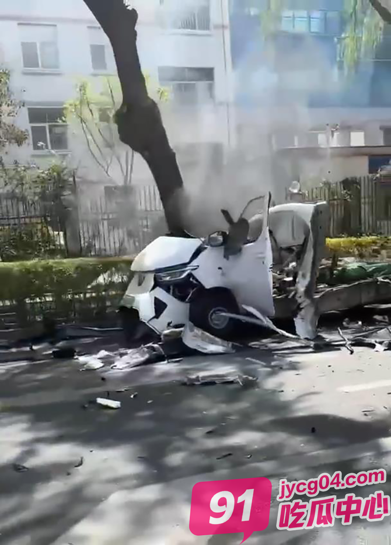 临沂车辆起火瞬间爆燃！司机惊险逃生！路人：拉易燃品不怕死？ 配图2