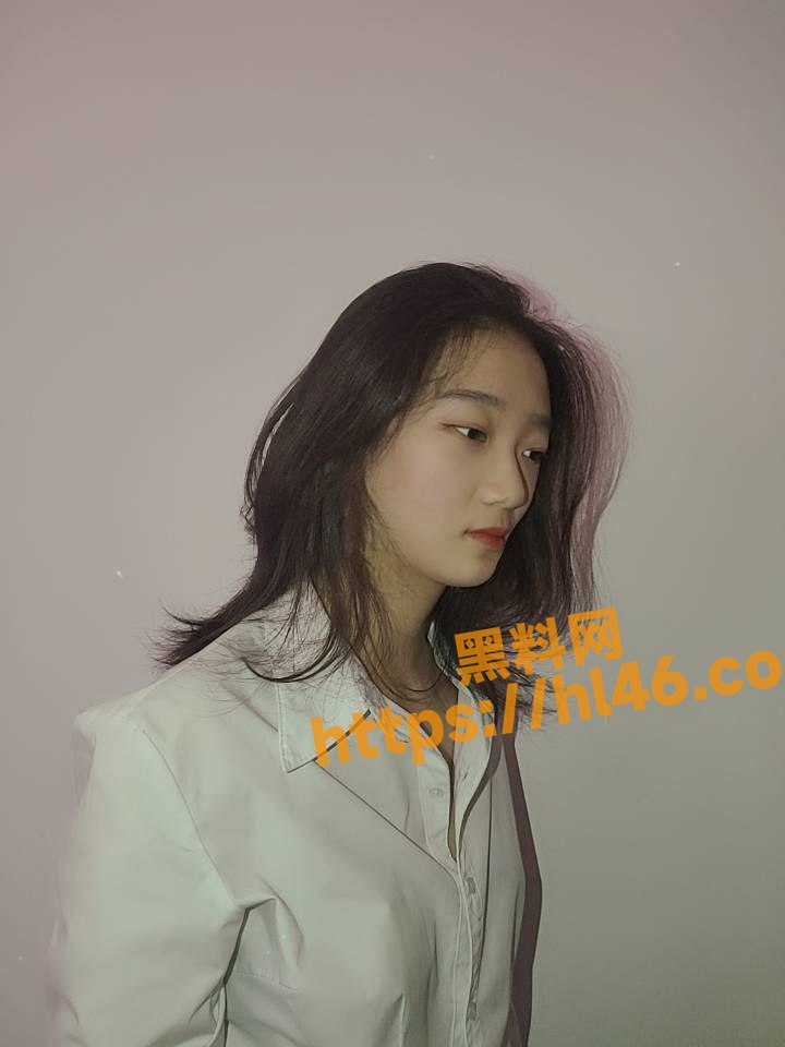 十个眼镜九个骚 天津大学反差眼镜妹徐梦然泄密 早已被人调教成一条母狗 据说她还是一个党员！