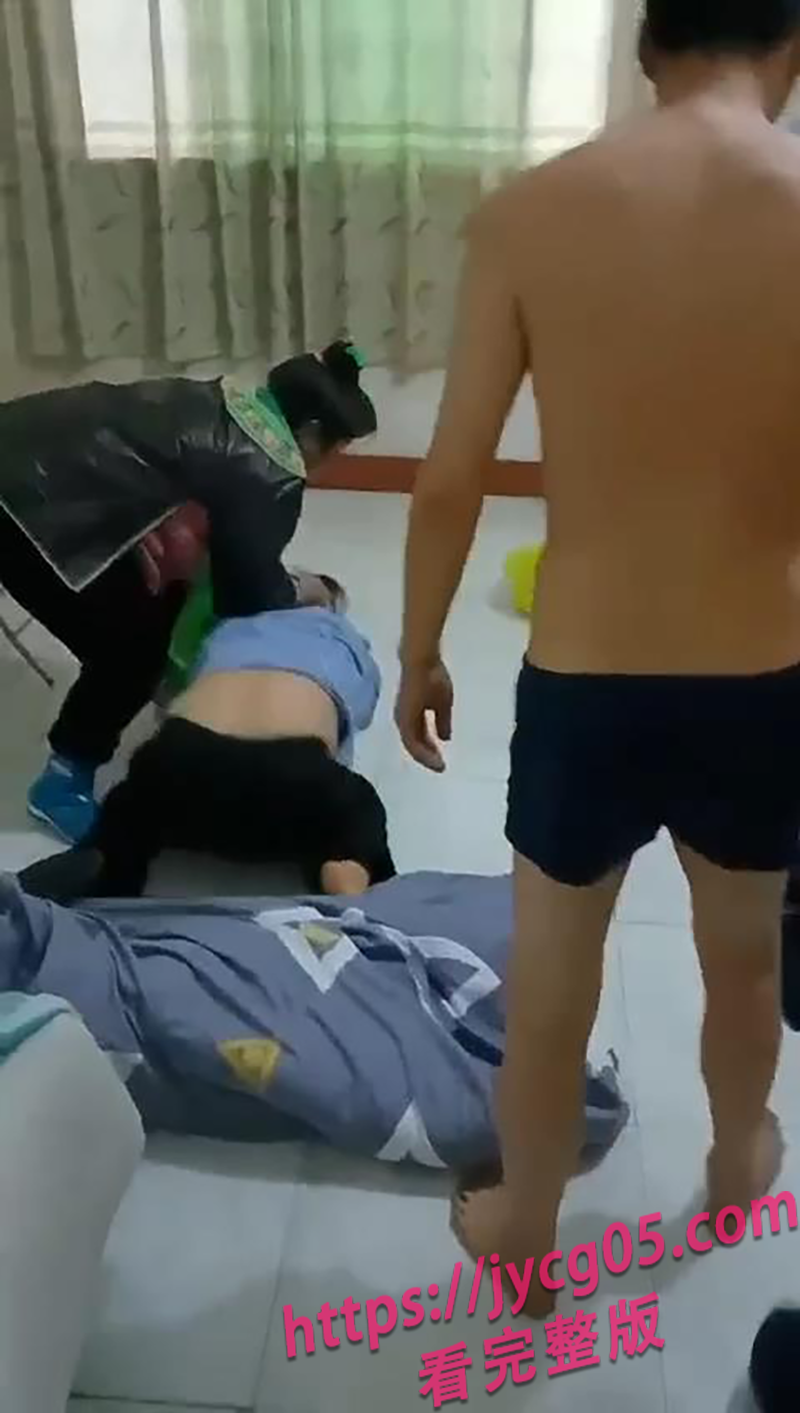 抓奸现场！奸夫淫妇被抓现行！情夫誓死保淫妻遭毒打！