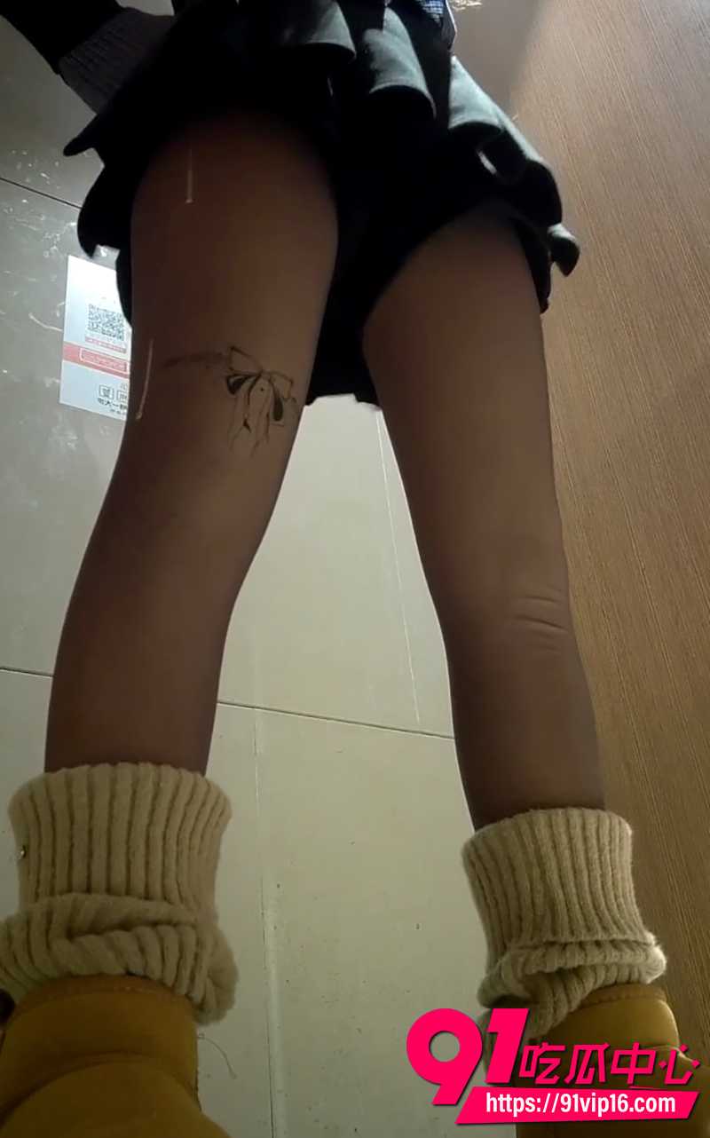 商场女厕全景偷拍 7