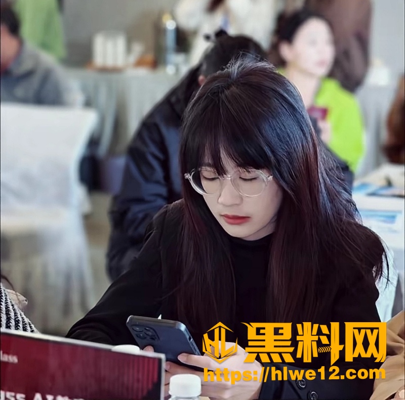 云南红河学院毕业老师 陶林林 穿着闷骚汉服在办公室做爱 反差到极致