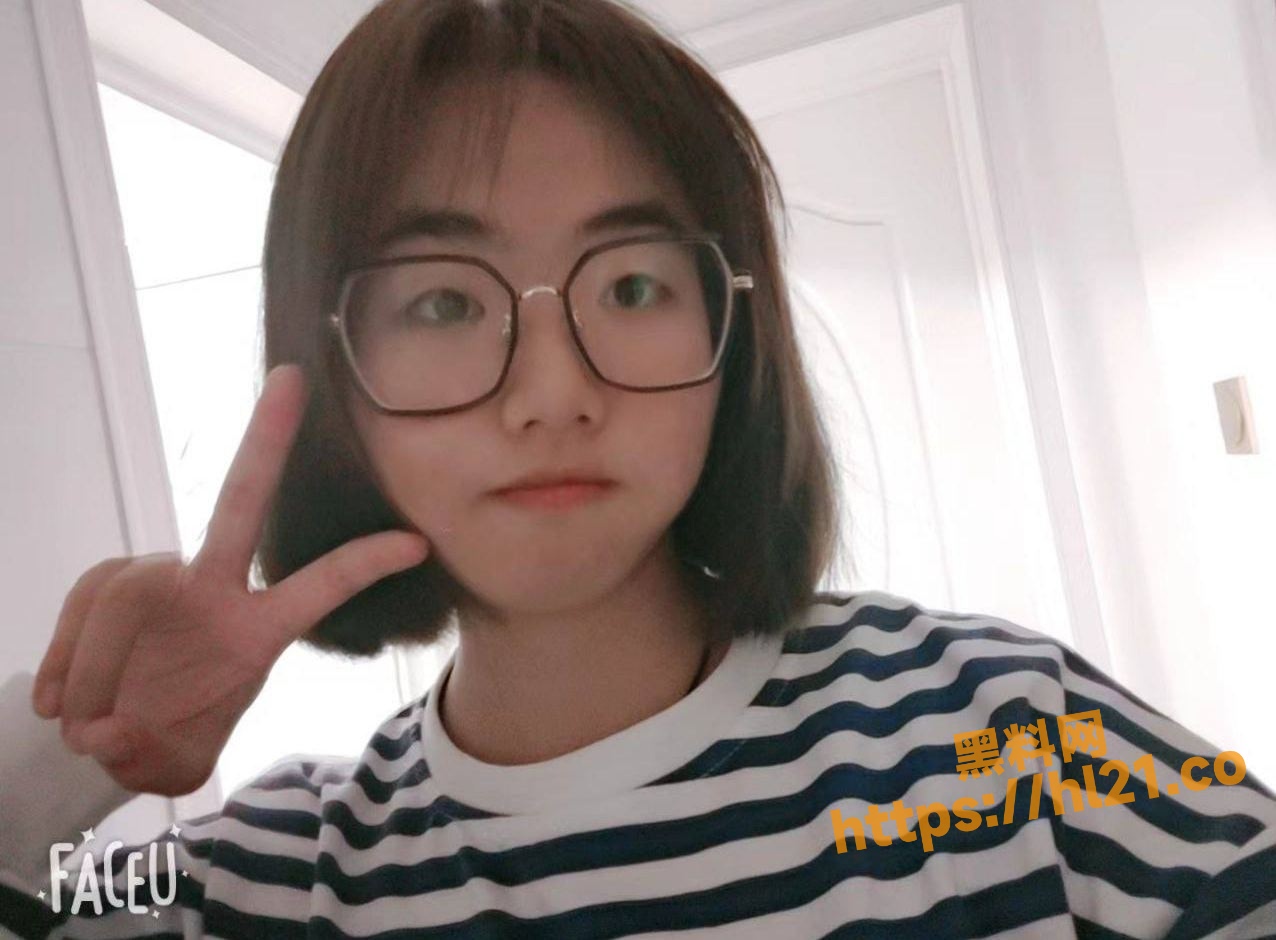 Soul上大学妹被网调2个月后带去开房上垒！患有性瘾的她时常在宿舍扣逼还打视频一起互撸～