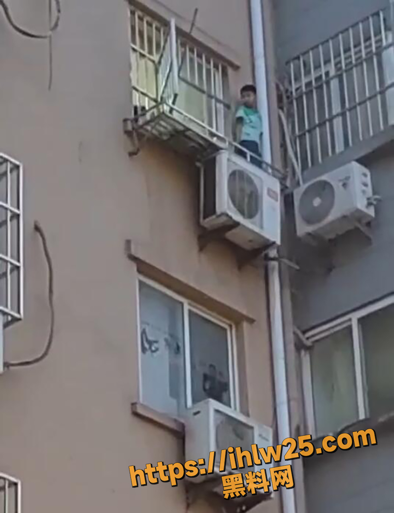 老瓜 长丰县家庭暴力 家长棒子打站在窗外的子孩 受刺激后子孩跳楼 暂无生命危险