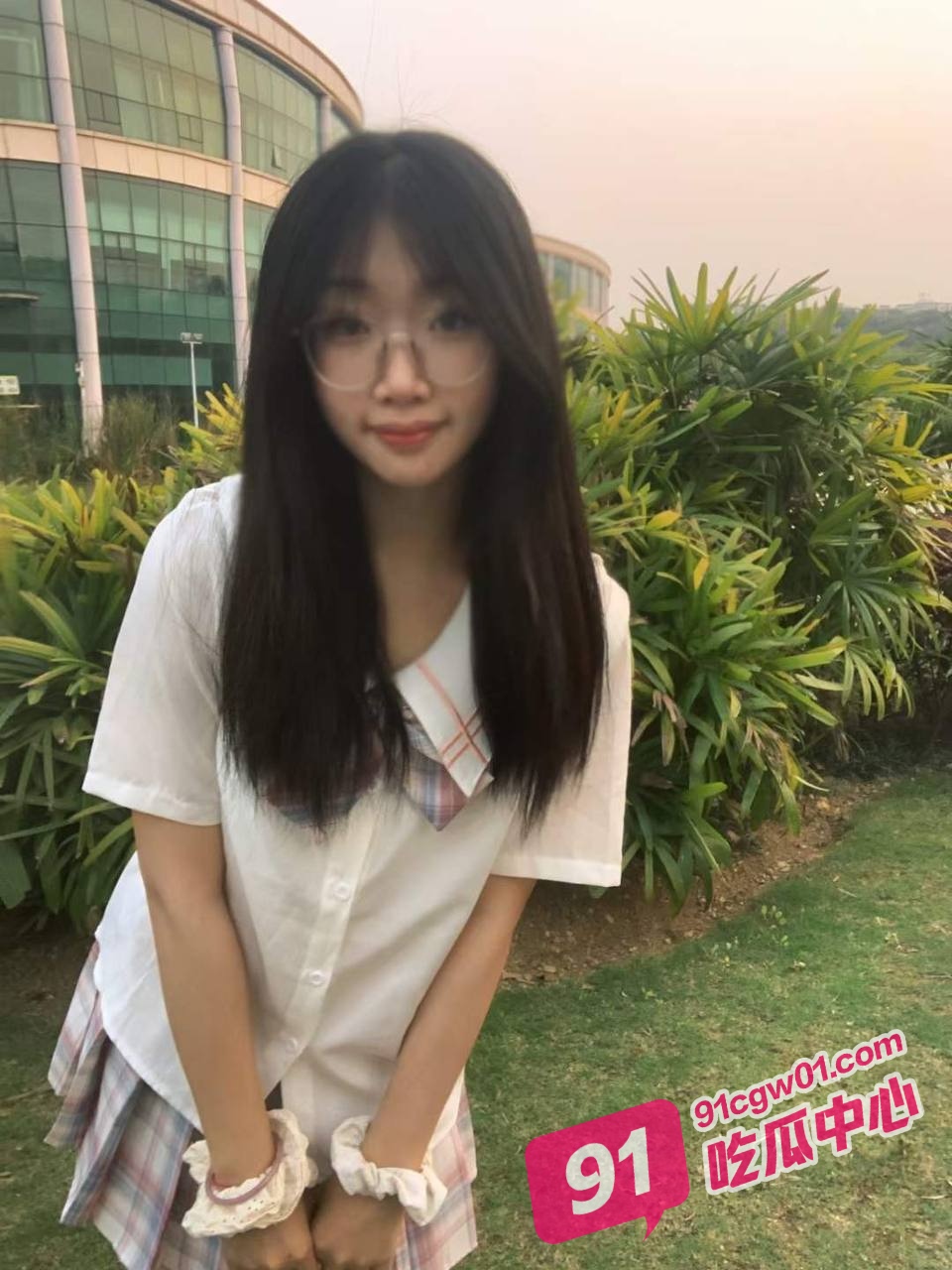 鱼哥偷拍学生妹精选!专爱黄毛辣妹大学生的鱼哥差点把嫩妹的黄体操裂! 配图2