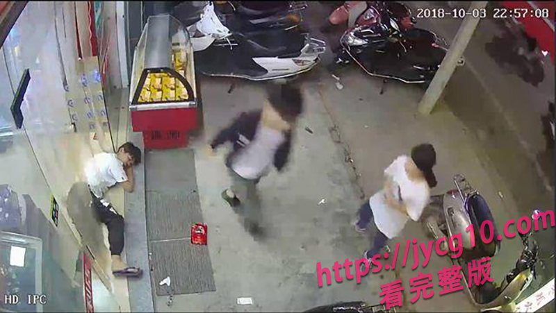男子被派出所所长堂侄殴打致瘫后身亡 仅判刑一年？ 配图2